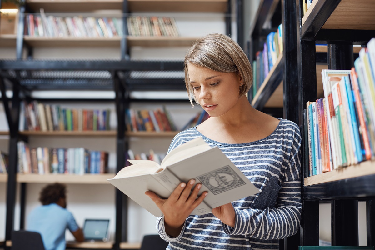 Молодь отримає сертифікати в Дії на книжки: Президент України підписав Закон