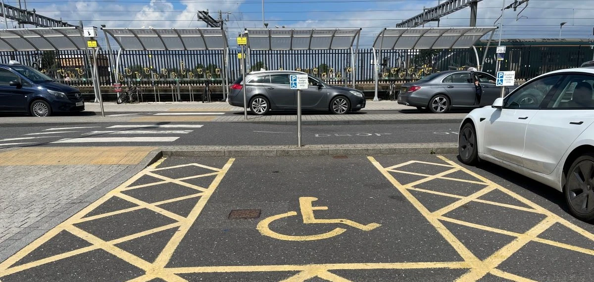 Нові штрафи та вимоги за паркування на місцях для людей з інвалідністю
