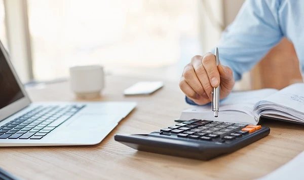 Матеріальна допомога та подарунки працівникам до Нового року: неоподатковувані суми у 2024 році