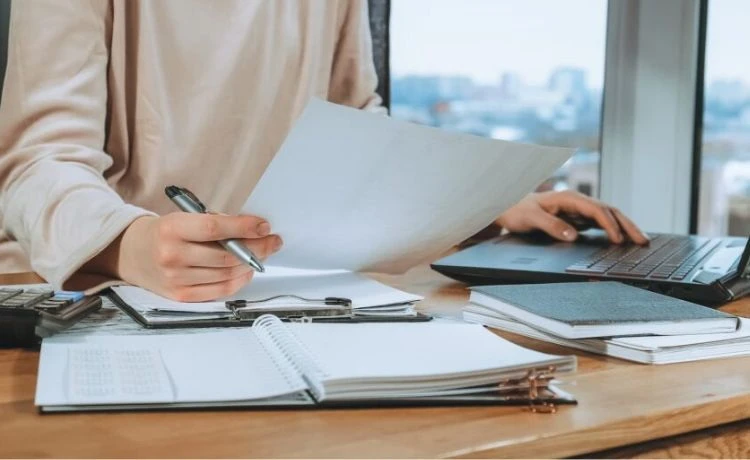 Чи може покупець ініціювати подання продавцем пояснень та копій документів для реєстрації в ЄРПН зупинених ПН
