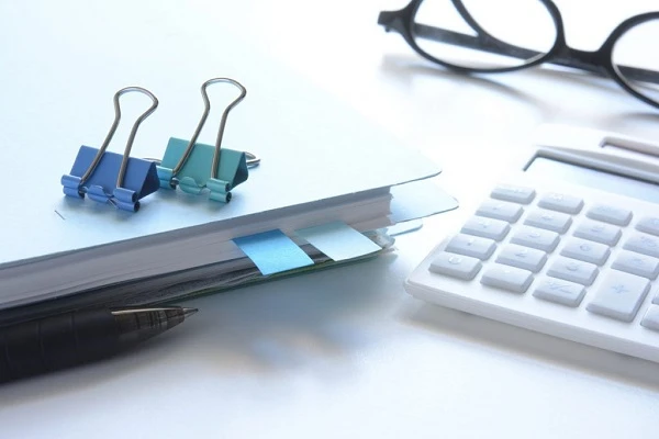 Хто компенсує втрати працівника у зв’язку з несвоєчасною виплатою за листком непрацездатності: рішення суду