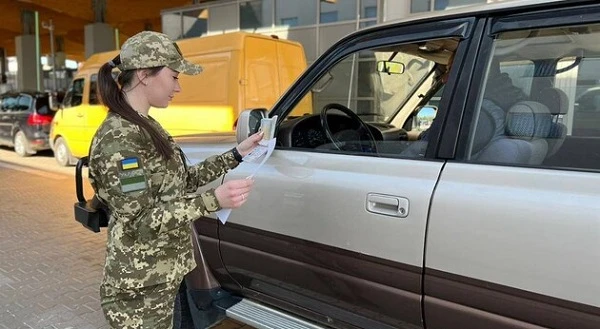 Чи діє заборона виїзду за кордон через податковий борг: судова практика